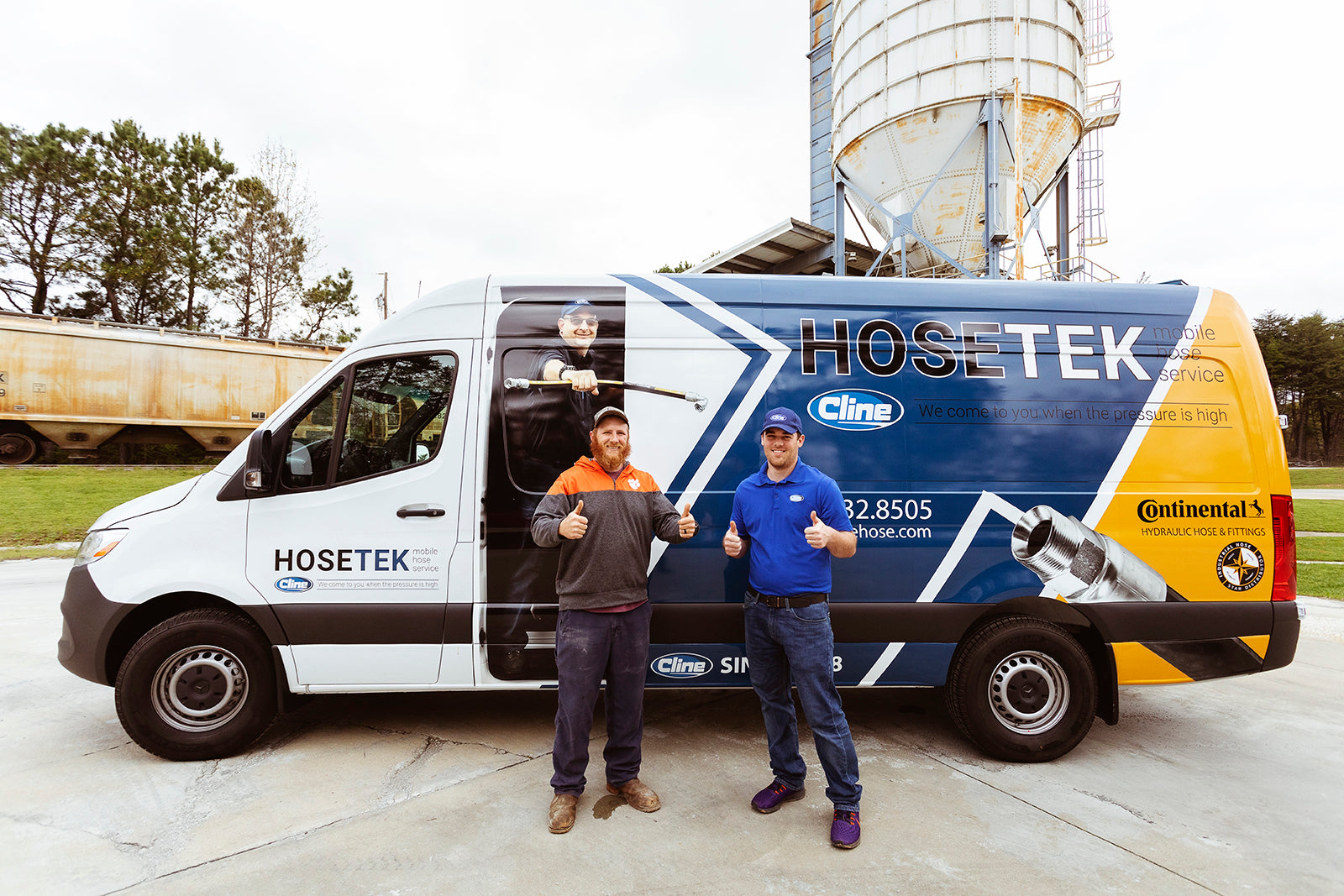 HoseTek Mobile Hose Repair Technician With a Customer